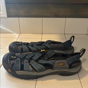 Keen Men's Newport Closed Toe Waterproof Sandals Size 8 Hiking Outdoor